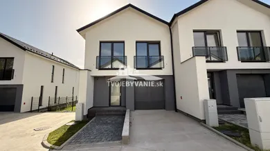 Domy na sprzedaż, 3-pokojowe, Štôla · €305 000
