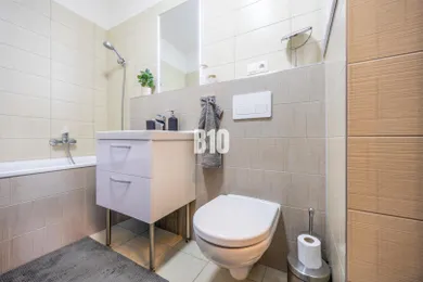 Na predaj 1-izbový byt, 40 m², Bratislava-Nové Mesto, Jurská