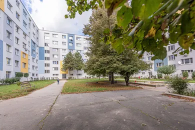 Na prenájom 3-izbový byt, 90 m², Bratislava-Petržalka, Haanova