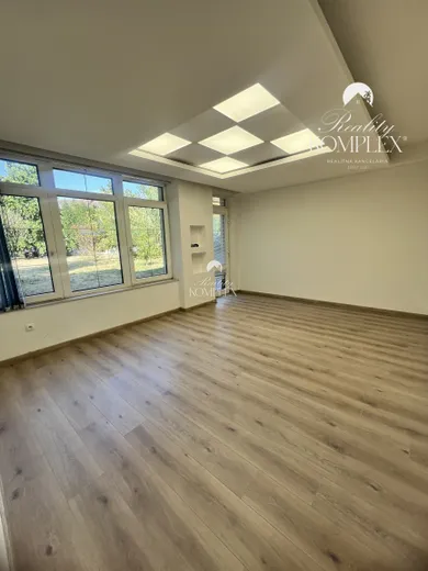 Na prenájom komerčné, 38 m², Komárno, Eotvosa