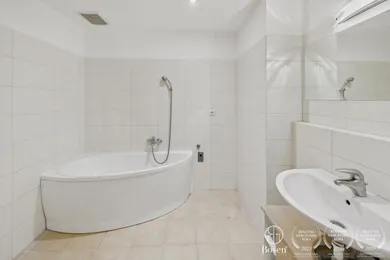 Na predaj 1-izbový byt, 63 m², Bratislava-Staré Mesto