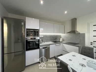 Na prenájom 2-izbový byt, 66 m², Nové Zámky, Lécka
