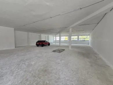 Kiadó kereskedelmi ingatlanok, Levice · €1435