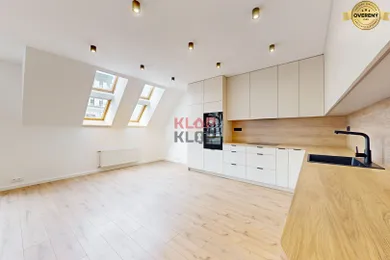 Na predaj 5-izbový byt, 147 m², Bratislava-Staré Mesto, Klemensova