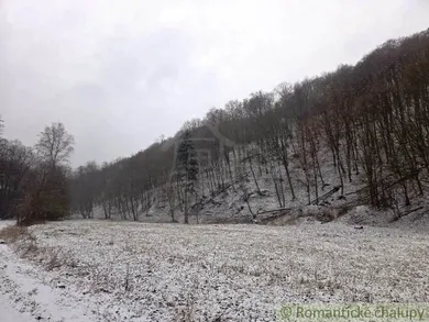 Na predaj pozemok, Hrušov
