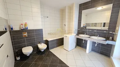 Na predaj 3-izbový byt, 95 m², Bratislava-Staré Mesto, Zámocká