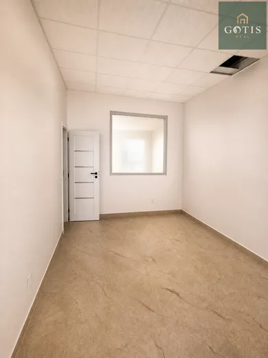 Na prenájom komerčné, 650 m², Košice-Juh, Námestie osloboditeľov