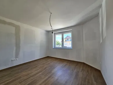 Na predaj 4-izbový byt, 102 m², Darnózseli