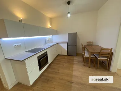 Mieszkania na wynajem, 2-pokojowe, Bratislava-Nové Mesto · €630
