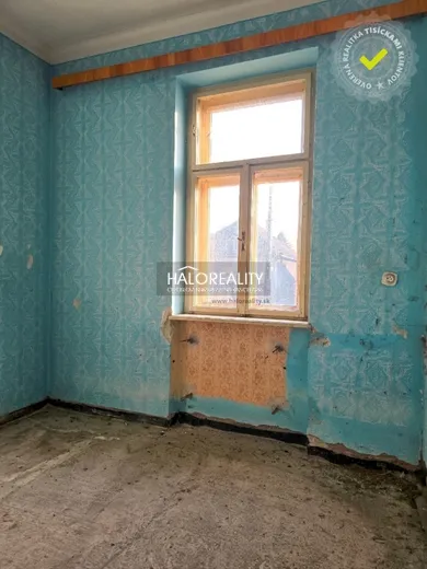 Na predaj dom, Levice