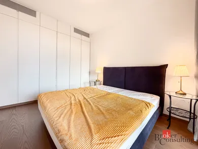 Na prenájom 2-izbový byt, 50 m², Bratislava-Staré Mesto, Továrenská