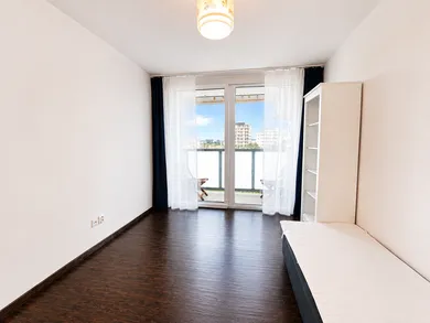 Na predaj 3-izbový byt, 65 m², Bratislava-Ružinov, Komárnická