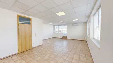 Na prenájom komerčné, 42 m², Šaľa, Hlavná