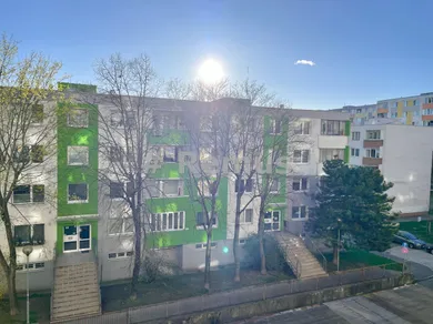Na prenájom 1-izbový byt, 38 m², Bratislava-Vrakuňa, Slatinská