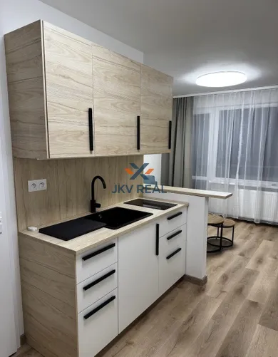 Kiadó lakások, 2-szobás, Banská Bystrica · €600