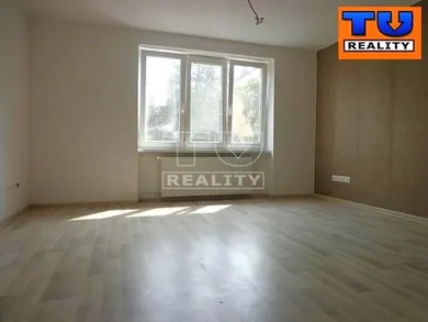 Na predaj 3-izbový byt, 70 m², Nová Dubnica