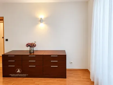 Na prenájom 3-izbový byt, 73 m², Bratislava-Nové Mesto, Stromová