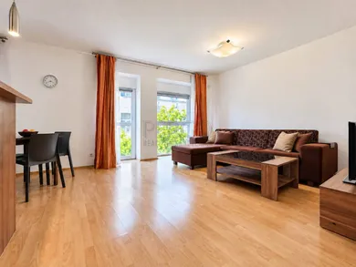 Na prenájom 3-izbový byt, 100 m², Bratislava-Staré Mesto