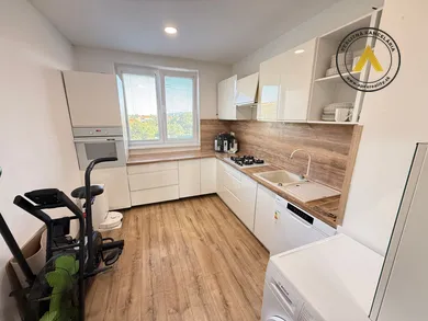 Na predaj 3-izbový byt, 72 m², Hlohovec, Timravy