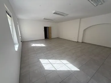 Na prenájom komerčné, 87 m², Pezinok, Kollárova