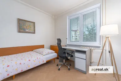 Na predaj 3-izbový byt, 73 m², Bratislava-Ružinov, Mesačná