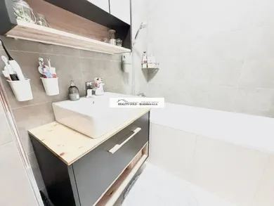 Na predaj 2-izbový byt, 60 m², Bratislava-Petržalka, Fialová