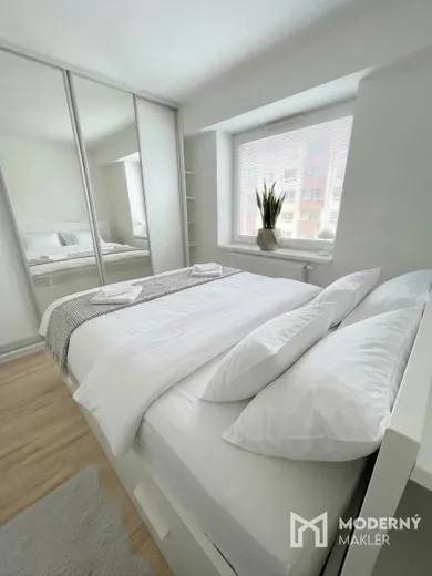 Na prenájom 2-izbový byt, 40 m², Bratislava-Nové Mesto, Odborárska