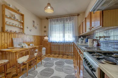 Na predaj 4-izbový dom, 102 m², Báč