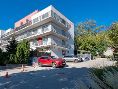 Na predaj 1-izbový byt, 53 m², Bratislava-Staré Mesto, K lomu