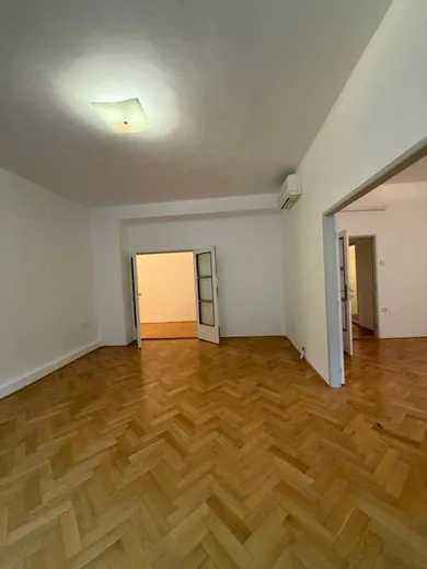 Na predaj 4-izbový byt, 110 m², Bratislava-Staré Mesto, Hollého