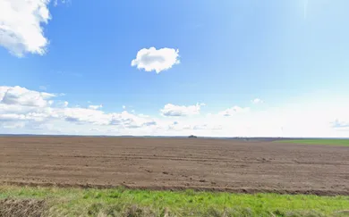 Na predaj pozemok, Báb