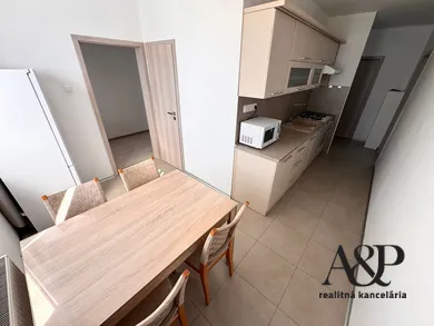 Kiadó lakások, 2-szobás, Senica · €500