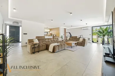 Na predaj 4-izbový dom, 262 m², Mad