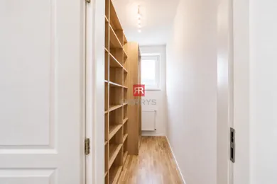 Na prenájom 2-izbový byt, 63 m², Bratislava-Nové Mesto, Pluhová