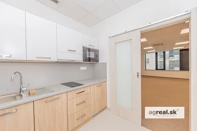 Na prenájom komerčné, 64 m², Bratislava-Staré Mesto, Námestie 1. mája