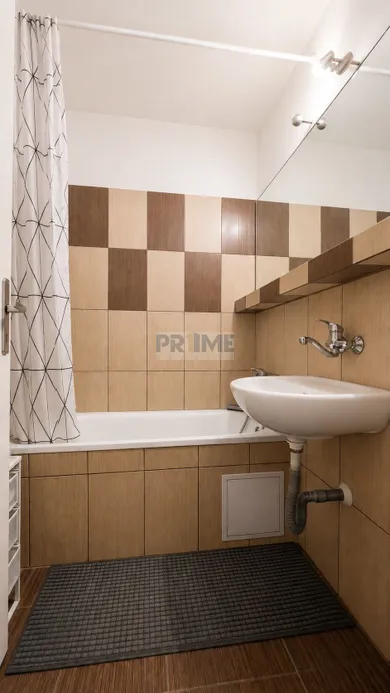Na predaj 4-izbový byt, 92 m², Bratislava-Petržalka, Furdekova