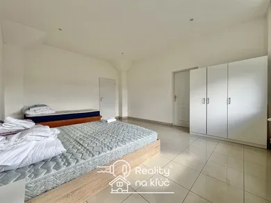 Na prenájom 3-izbový byt, 90 m², Nové Zámky, M. R. Štefánika