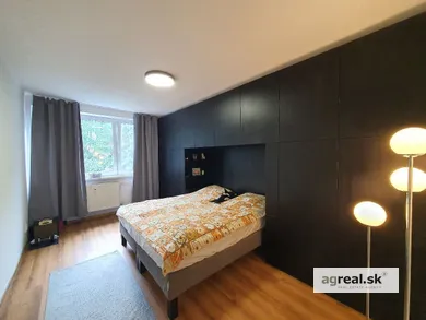 Na predaj 2-izbový byt, 68 m², Bratislava-Staré Mesto, Svoradova