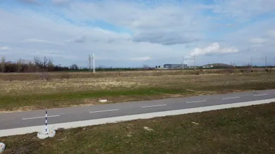Na predaj pozemok, Zavar