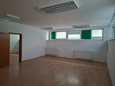 Lokale komercyjne na wynajem, Zvolen · €420