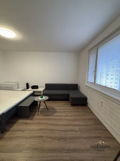 Na prenájom 1-izbový byt, 35 m², Levice, Palárikova ul.