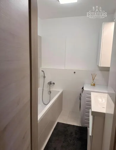 Na prenájom 2-izbový byt, 53 m², Bratislava-Nové Mesto, Vlárska