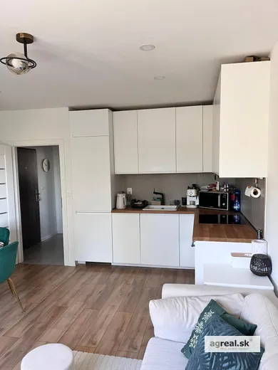 Mieszkania na wynajem, 3-pokojowe, Bratislava-Lamač · €850