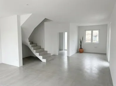 Domy na sprzedaż, 4-pokojowe, Veľký Biel · €288 000