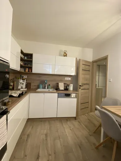 Na predaj 3-izbový byt, 66 m², Bratislava-Petržalka, Smolenická