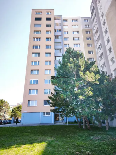 Na predaj 3-izbový byt, 67 m², Bratislava-Petržalka, Budatínska
