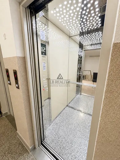 Na predaj 3-izbový byt, 65 m², Bratislava-Karlova Ves, Levárska