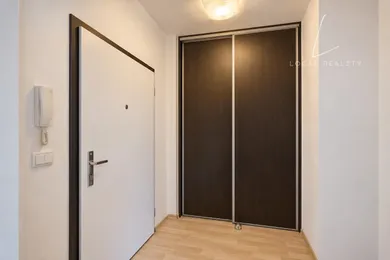 Na prenájom 1-izbový byt, 40 m², Bratislava-Petržalka, Žltá