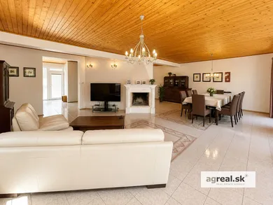 Na predaj 5-izbový dom, 261 m², Topoľčany, Slobody