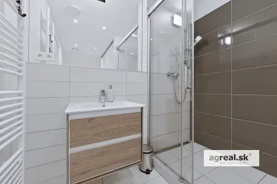 Na prenájom 3-izbový byt, 90 m², Bratislava-Staré Mesto, Žižkova